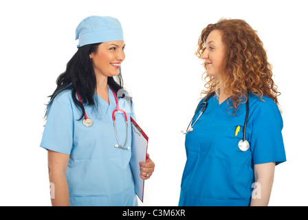 Zwei fröhliche Ärzte Frauenteam glücklich Gespräch isoliert auf weißem Hintergrund Stockfoto