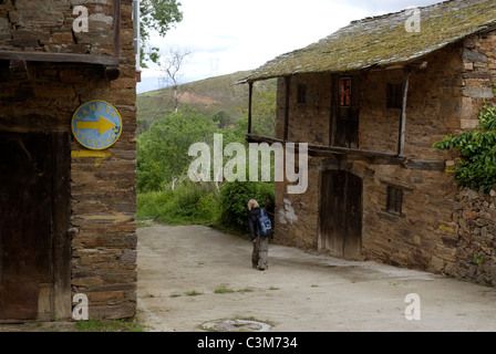 Pilger zu Fuß entlang der Route des Camino de Santiago, Nordspanien Stockfoto