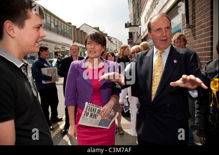 Waliser Liberal-Demokratischen Parteiführer Kirsty Williams Kampagne auf den Straßen von Aberystwyth mit Simon Hughes MP, 4. Mai 2011 Stockfoto