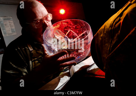 ALAN O'NEILL von Welsh Royal Crystal, Rhayader Powys, Mid Wales, arbeitet an einer geschliffenem Kristall Glasschüssel Stockfoto