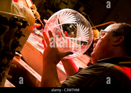 ALAN O'NEILL von Welsh Royal Crystal, Rhayader Powys, Mid Wales, arbeitet an einer geschliffenem Kristall Glasschüssel Stockfoto