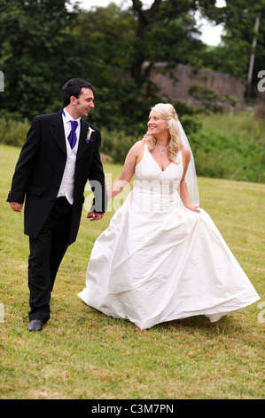 Porträt von Braut und Bräutigam bei einer traditionellen weißen Hochzeit Stockfoto