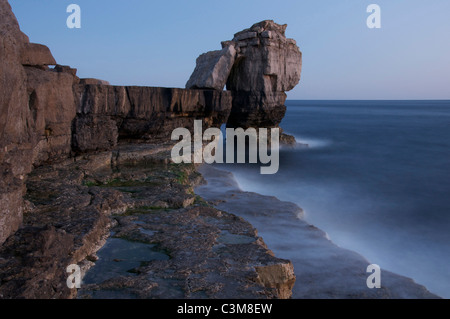 Kanzel Felsen in einem stürmischen Meer. Diese massive Kalkstein stack steht nur aus Portland Bill auf der Isle of Portland. Jurassic Coast, Dorset, England, UK. Stockfoto