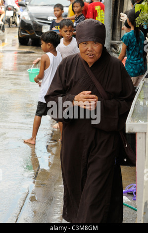 Nonne, die Straße hinunter, während das Songkran Festival, Neujahrsfeier in Thailand, Bangkok, thailand Stockfoto