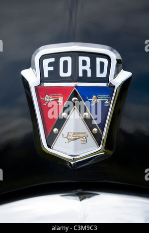 Klassische Ford USA Auto Abzeichen / Kühler Kühlergrill-Logo / Abzeichen auf einen amerikanischen Oldtimer "Vintage". Stockfoto
