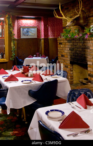 Montierten Hirsch Kopf Trophäe an die Wand im Speisesaal in der Far Western Taverne, Guadalupe, Kalifornien Stockfoto