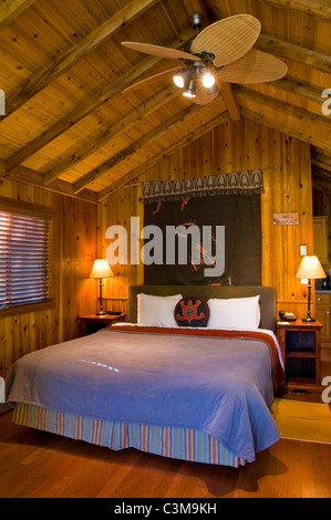 Gästebett im rustikalen Luxus in Zeder Holz Hütte, El Capitan Canyon Resort in der Nähe von Santa Barbara, Kalifornien Stockfoto