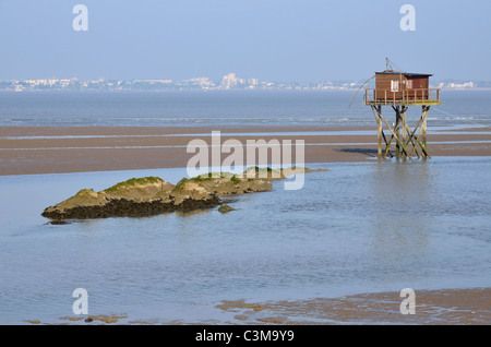 Angeln Carrelet von Saint Brevin Les Pins bei Ebbe und die Stadt von Saint-Nazaire im Hintergrund in Pays De La Loire Stockfoto