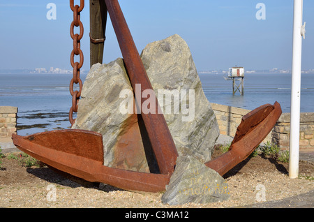 Nahaufnahme des großen alten marine Anker am Meer am Saint Brevin Les Pins in der Region Pays De La Loire in Westfrankreich Stockfoto