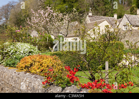 Frühling in der Cotswold-Dorf Bibury, Gloucestershire, England UK Stockfoto