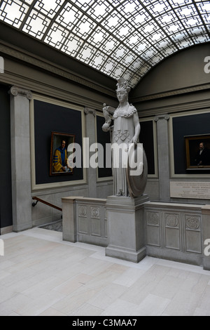 Rhush Rhees Bibliothek Lobby, University of Rochester. Rochester, NY, mit Statue der Athena. Stockfoto