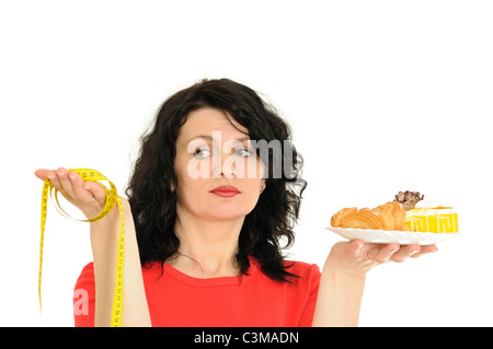 Frau mit Kuchen und Maßband isoliert auf weißem Hintergrund Stockfoto