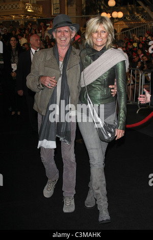 KEITH RICHARDS PATTI HANSEN PIRATES OF THE CARIBBEAN: ON STRANGER TIDES. WELT-PREMIERE. WALT DISNEY BILDER ANAHEIM LOS ANGE Stockfoto