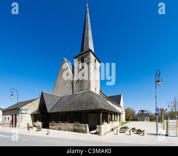 Kirche in der Mitte des Dorfes Cheverny, Val de Loire, Touraine, Frankreich Stockfoto