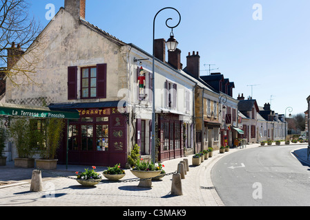 Geschäfte und Restaurants im Zentrum des Dorfes Cheverny, Val de Loire, Touraine, Frankreich Stockfoto