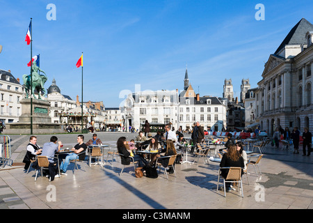 Straßencafé im Vordergrund thront der Statue von Jeanne d ' Arc mit der Kathedrale in der Ferne, Place du Martroi, Orleans, Frankreich Stockfoto