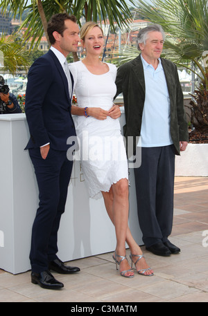 JUDE LAW UMA THURMAN & ROBERT DE NIRO JURY MITGLIEDER PHOTOCALL CANNES FILM FESTIVAL 2011 PALAIS DES FESTIVAL CANNES FRANKREICH Stockfoto