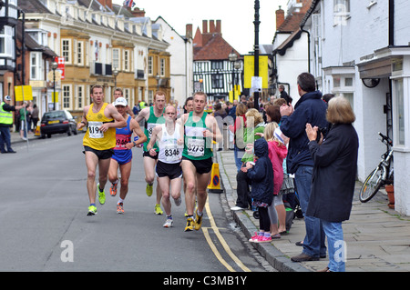 Menschen klatschten führenden Läufer im Shakespeare-Marathon und Halbmarathon Rennen Stockfoto