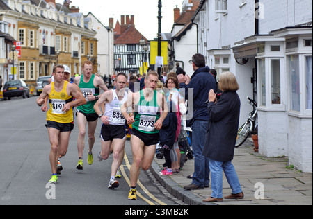 Menschen klatschten führenden Läufer im Shakespeare-Marathon und Halbmarathon Rennen Stockfoto