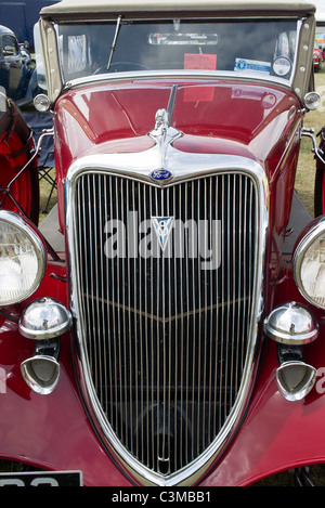 Heizkörper und Vorderseite des 1934 Ford V8 Phaeton Oldtimer Show in Großbritannien im Jahr 2010 Stockfoto