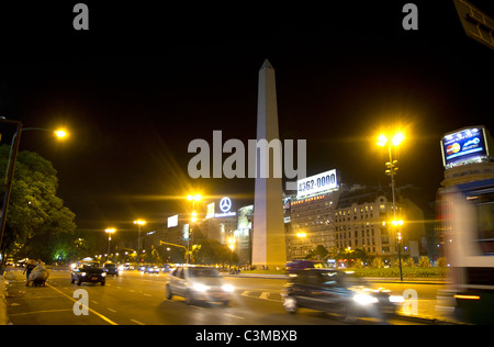 Obelisk von Buenos Aires und Argentinien Avenida 9 de Julio. Stockfoto