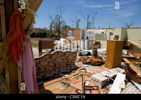 Gewaltiger Sturm Tornado weht Dach und Wände aus einem Haus, Alabama, USA, Mai 2011 Stockfoto