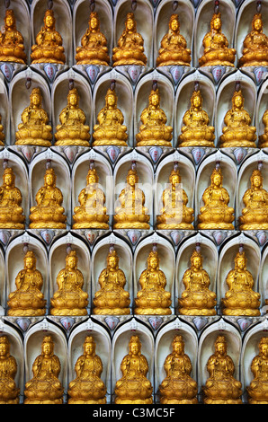 Eine Wand aus kleinen Buddha-Statue Stockfoto