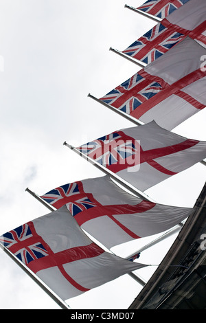 Saint Georges Flagge mit dem Union Jack fliegen in Admiralty Arch London zu Ehren der Royal Wedding Stockfoto