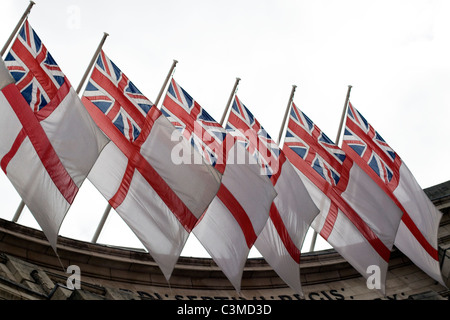 Saint Georges Flagge mit dem Union Jack fliegen in Admiralty Arch London zu Ehren der Royal Wedding Stockfoto