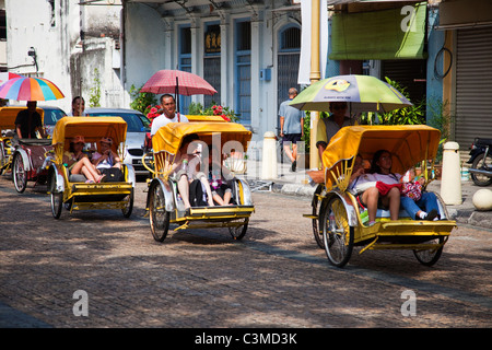 Eine Rikscha-Fahrt in den Straßen von Georgetown, Penang Stockfoto