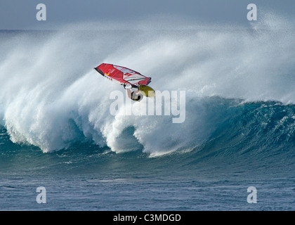 Die besten Windsurfer der Welt kommen nach Ho'okipa, Maui, Hawaii, wenn die Bedingungen gut sind. Stockfoto