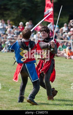 Zwei Ritter kämpfen um an einem Ritterturnier im Blenheim Palace, Oxfordshire, Vereinigtes Königreich Stockfoto