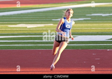 Anglo-Sportlerin Ansätze Hochsprung Bar am Gymnasium Track Meet in San Antonio, Texas Stockfoto