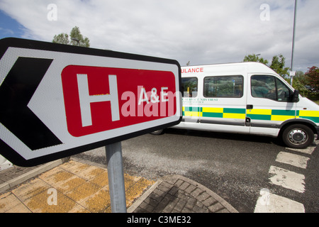 Walisische Krankenhaus A&E Zeichen und weiße Krankenwagen an Ysbyty Glan Clwyd, Nord-Wales Stockfoto