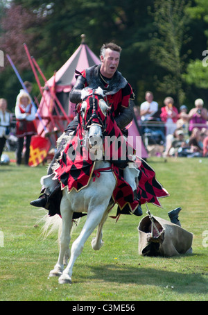 Ein Ritter zieht eine Person in meschotschek bei einem Ritterturnier im Blenheim Palace, Oxfordshire. UK Stockfoto
