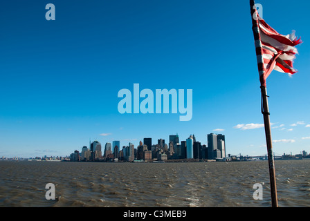 Blick von Lower Manhattan New York vom Hudson River Fähre Stockfoto