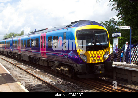 First Class 185 Diesel Multiple-Unit Personenzug 185 115  Network Rail bei Arnside 150-Jahr-alte Eisenbahn-Viadukt, Cumbria, UK Stockfoto