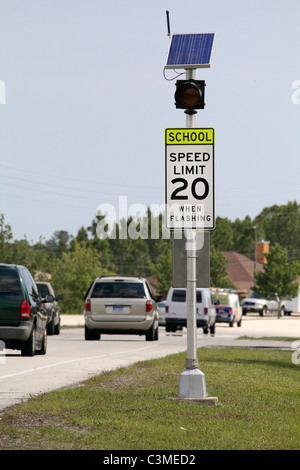 Schule Zone Tempolimit Schild an stark befahrenen Straße Stockfoto