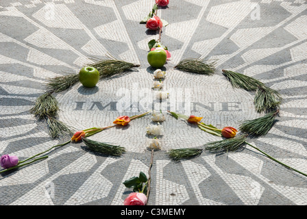 Vorstellen, John Lennon Memorial Erdbeere Felder Central Park New York zeigt Fan Blumen Stockfoto