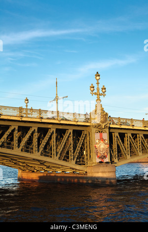 Trinity Bridge ist eine Klappbrücke über die Newa in Sankt Petersburg, Russland. Stockfoto