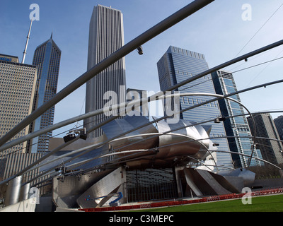 Blick auf die Bühne, Lautsprecher Rahmen und North Grant Park Skyline vom Amphitheater im Millennium Park, Chicago, IL Stockfoto