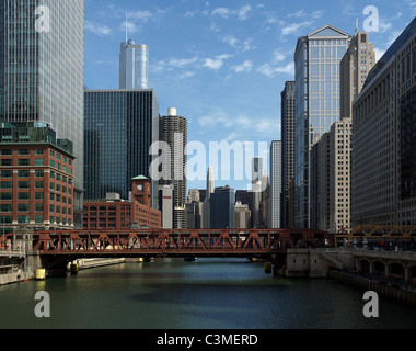 zeigen Sie östlich von der Franklin Street Bridge von der Nordschleife in Chicago neben an, um den Chicago River - April 2010 Stockfoto