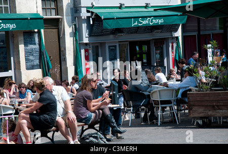 Menschen sitzen vor einem belebten Café in Place Saint-Pierre in der Stadt Bordeaux, Frankreich Europa EU Stockfoto