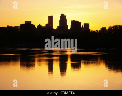 Sonnenuntergang Silhouette von der Universität von MN Bank Westcampus und Minneapolis Skyline vom Mississippi Fluß Laufsteg an i-94. Stockfoto