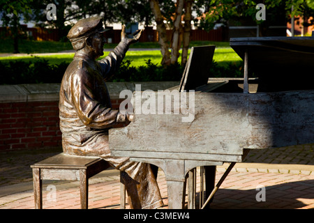 Statue von Owen Bradley - Begründer des "Nashville Sound" in Musikaufnahmen, Nashville Tennessee USA Stockfoto