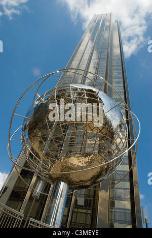 Trump Tower mit Weltkugel Stockfoto