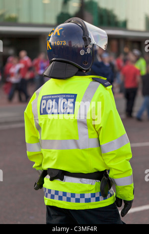 Riot-Polizist außerhalb Fußballstadion in England Stockfoto