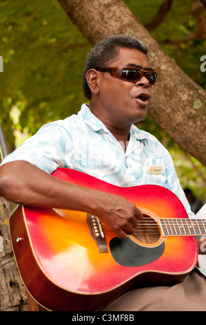 Fidschi Musiker Gruß Gäste im Likuliku Resort, Malolo Island Mamanucas, Fidschi Stockfoto