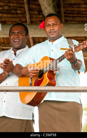 Fidschi Musiker begrüßen die Gäste an der Likuliku Resort, Malolo Island Mamanucas, Fidschi Stockfoto