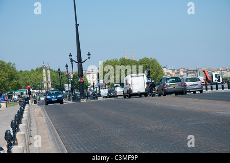 Verkehr fahren entlang der Quai von Place De La Bourse in der Stadt Bordeaux, Frankreich Europa EU Stockfoto